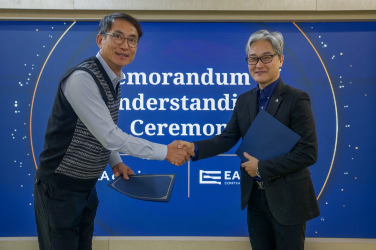 피터 김(왼쪽) 이스턴 대표와 남준우 AA아키그룹 미국법인장이 업무협약을 맺은 후 악수하고 있다. [이스턴 제공]