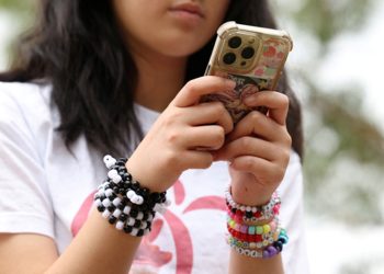 스마트폰을 보는 호주 청소년. [로이터]