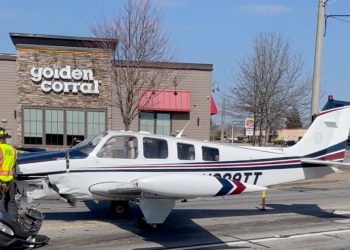 게인즈빌 브라운스 브리지 로드에 비상착륙한 경비행기. [켄드릭 글로보/로이터]