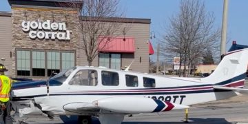 게인즈빌 브라운스 브리지 로드에 비상착륙한 경비행기. [켄드릭 글로보/로이터]
