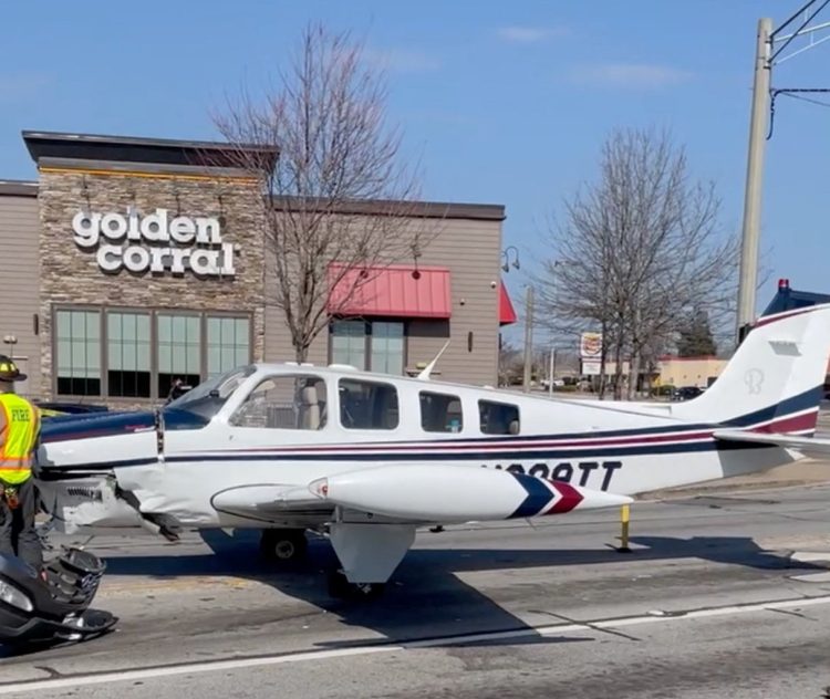 게인즈빌 브라운스 브리지 로드에 비상착륙한 경비행기. [켄드릭 글로보/로이터]