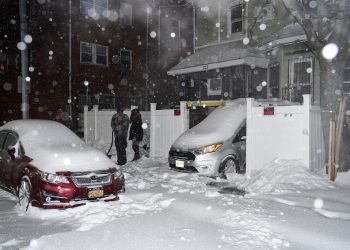 뉴욕을 비롯한 미 동부 지역에 강풍을 동반한 눈폭풍이 주의보가 내려졌다.  [로이터]