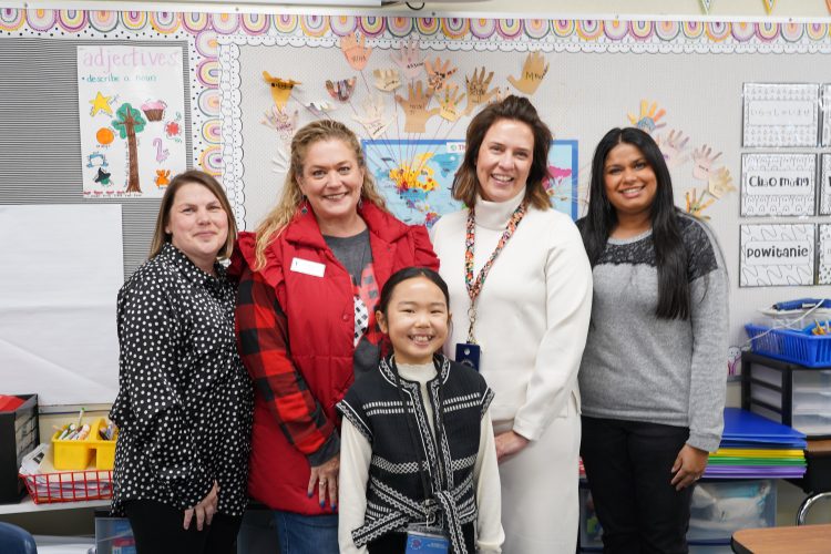 던컨크릭 초등학교의 티파니 톰슨 교사, 세리 톨라 교장, 이라엘 양, 솜머 앤더슨 교사, 리타이 차코 교사. 장채원 기자