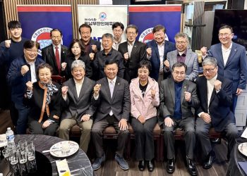 조직위원들이 15일 발대식에서 화이팅을 외치고 있다. 윤지아 기자.