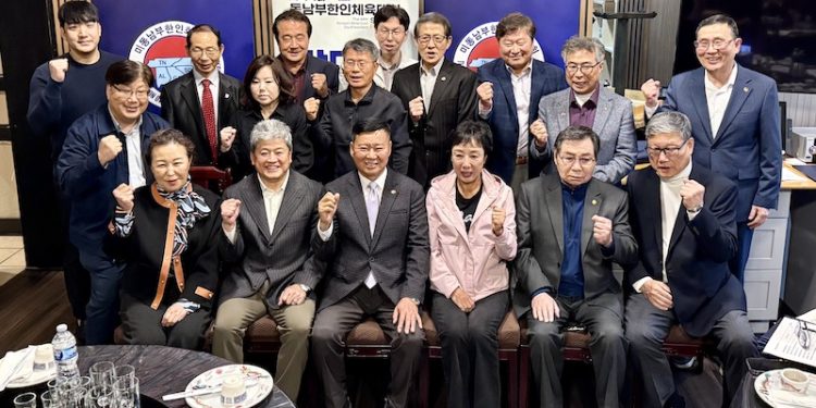 조직위원들이 15일 발대식에서 화이팅을 외치고 있다. 윤지아 기자.