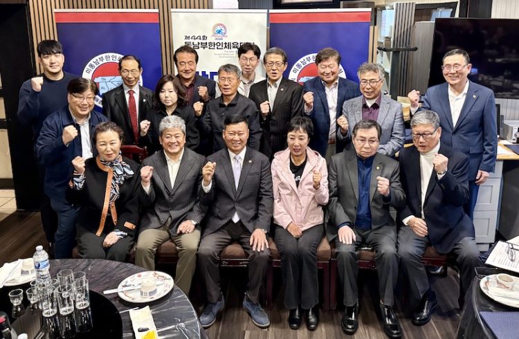 조직위원들이 15일 발대식에서 화이팅을 외치고 있다. 윤지아 기자.