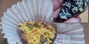 식품의약품안전처는 두바이 쫀득 쿠키 등 디저트류를 조리해 배달ㆍ판매하는 음식점과 아이스크림 무인 판매점 총 4180곳 집중 점검해 식품위생법을 위반한 81곳을 적발해 관할 기관에 행정처분 등 조치를 요청했다고 25일 밝혔다. 사진은 이물이 나온 두바이 쫀득 쿠키. 사진식약처