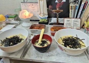 SNS에 올라온 아기 숟가락 놓인 떡국 사진. 연합뉴스
