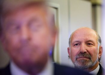 트럼프 대통령 뒤를 따라 가는 러트닉 상무장관. [로이터]