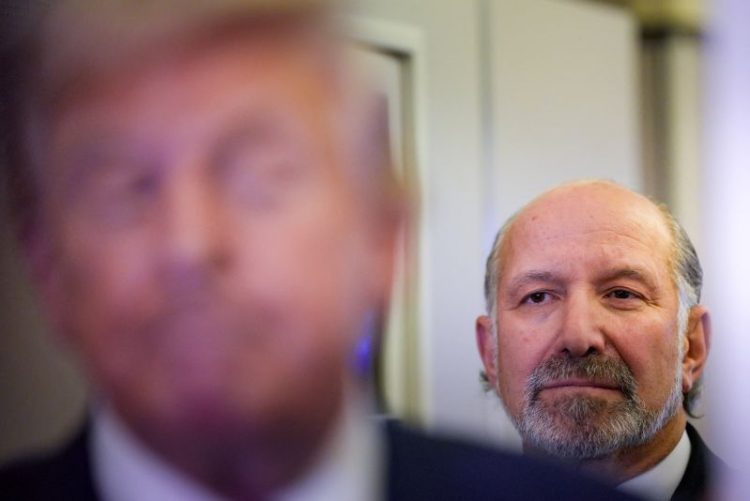 트럼프 대통령 뒤를 따라 가는 러트닉 상무장관. [로이터]