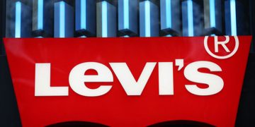 지난해 11월 10일 프랑스 파리 리바이스 매장 밖에 걸려있는 리바이스의 로고. [로이터]