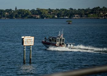 해안경비대가 마러라고 인근 해변을 경비하고 있다. [로이터]