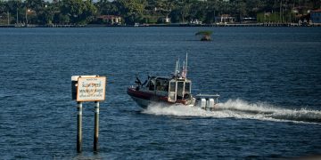 해안경비대가 마러라고 인근 해변을 경비하고 있다. [로이터]