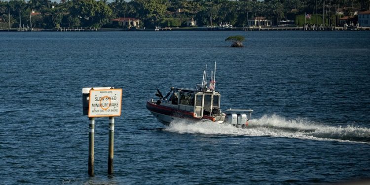 해안경비대가 마러라고 인근 해변을 경비하고 있다. [로이터]