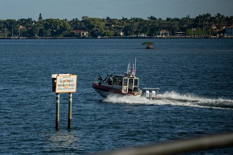 해안경비대가 마러라고 인근 해변을 경비하고 있다. [로이터]