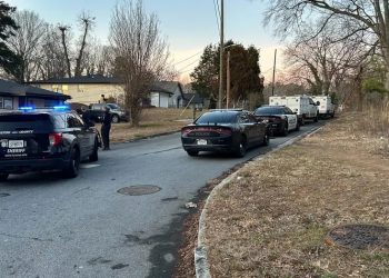 경찰 특공대가 용의자와 대치하고 있는 동안 경찰 차량이 주변을 차단하고 있다. [폭스5 캡처]