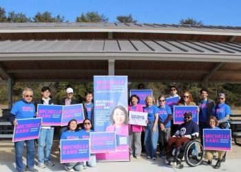 8일 로저스 브릿지 공원에서 고등학생부터 장년층까지 다양한 나이대의 자원봉사자들이 모여 결의를 다졌다.