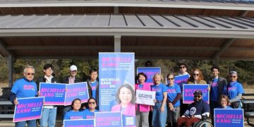 8일 로저스 브릿지 공원에서 고등학생부터 장년층까지 다양한 나이대의 자원봉사자들이 모여 결의를 다졌다.