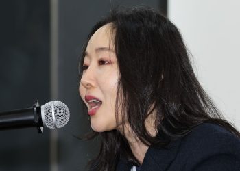 민희진 어도어 전 대표가 25일 서울 종로구 교원챌린지홀에서 열린 민희진-하이브 간 255억 풋옵션 소송 1심 승소 관련 기자회견에서 기자회견문을 읽고 있다. 연합뉴스