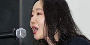 민희진 어도어 전 대표가 25일 서울 종로구 교원챌린지홀에서 열린 민희진-하이브 간 255억 풋옵션 소송 1심 승소 관련 기자회견에서 기자회견문을 읽고 있다. 연합뉴스