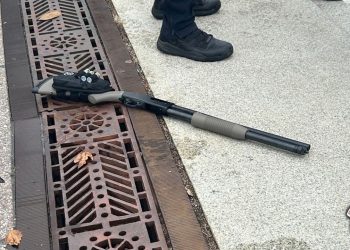 17일 미국 워싱턴DC 미국 연방의사당 인근에서 산탄총을 소지한 채 의사당을 향해 달려가다 체포된 18세 남성의 범행에 사용된 총기가 현장에 놓여 있다. 미국 의사당 경찰은 해당 남성이 장전된 산탄총을 들고 돌진했다고 밝혔다. [로이터]