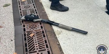 17일 미국 워싱턴DC 미국 연방의사당 인근에서 산탄총을 소지한 채 의사당을 향해 달려가다 체포된 18세 남성의 범행에 사용된 총기가 현장에 놓여 있다. 미국 의사당 경찰은 해당 남성이 장전된 산탄총을 들고 돌진했다고 밝혔다. [로이터]