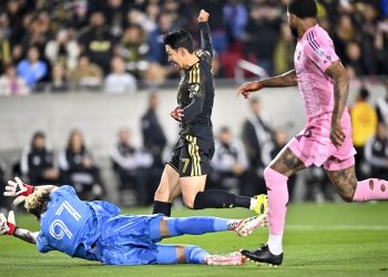 21일 MLS 개막전에서 손흥민이 문전으로 파고들자 마이애미 골키퍼가 다이빙 캐치를 시도하고 있다. [로이터]