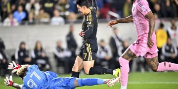 21일 MLS 개막전에서 손흥민이 문전으로 파고들자 마이애미 골키퍼가 다이빙 캐치를 시도하고 있다. [로이터]