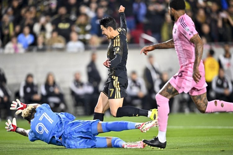 21일 MLS 개막전에서 손흥민이 문전으로 파고들자 마이애미 골키퍼가 다이빙 캐치를 시도하고 있다. [로이터]