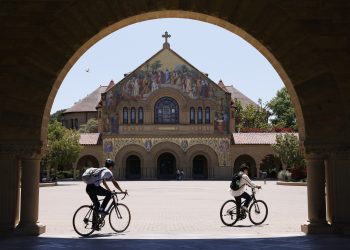 지난해 5월 30일 미국 캘리포니아주 스탠퍼드대학교 캠퍼스 내 메모리얼 교회 앞 메인 광장을 학생들이 자전거를 타고 지나가고 있다. [로이터]