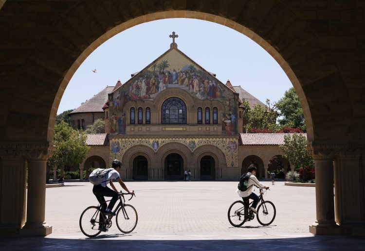 지난해 5월 30일 미국 캘리포니아주 스탠퍼드대학교 캠퍼스 내 메모리얼 교회 앞 메인 광장을 학생들이 자전거를 타고 지나가고 있다. [로이터]