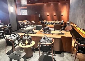 승무원 가방으로 가득 찬 광화문 주한 미국 대사관 인근 스타벅스 매장 모습. 사진 독자, 연합뉴스