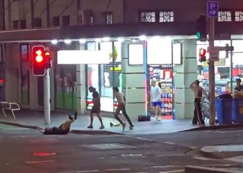 지난 18일 호주 시드니 도심 길거리에서 신원 미상의 남성 3명이 20대 한국인 청년을 공격하는 장면. 사진 엑스 캡처