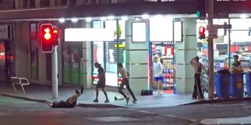 지난 18일 호주 시드니 도심 길거리에서 신원 미상의 남성 3명이 20대 한국인 청년을 공격하는 장면. 사진 엑스 캡처