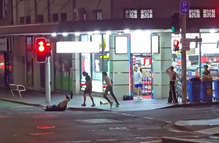 지난 18일 호주 시드니 도심 길거리에서 신원 미상의 남성 3명이 20대 한국인 청년을 공격하는 장면. 사진 엑스 캡처