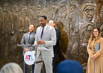 디킨스 시장이 3일 애틀랜타 시청에서 기자회견에 임하고 있다. [쇼케이스 애틀랜타 홈페이지]