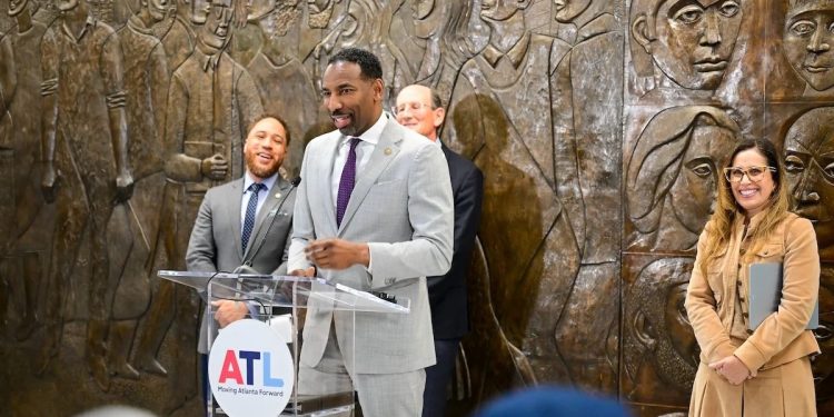 디킨스 시장이 3일 애틀랜타 시청에서 기자회견에 임하고 있다. [쇼케이스 애틀랜타 홈페이지]