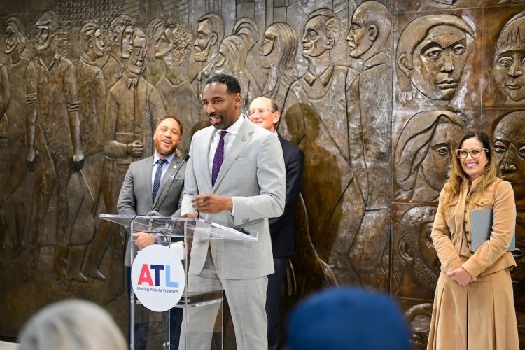 디킨스 시장이 3일 애틀랜타 시청에서 기자회견에 임하고 있다. [쇼케이스 애틀랜타 홈페이지]