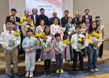 22일 신인문학상 수상자들이 문학회 회원들과 한자리에 섰다.