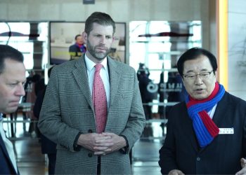 도널드 트럼프 미국 대통령의 차남인 에릭 트럼프 트럼프그룹 총괄 부사장(가운데)이 11일 경기 하남시를 방문해 이현재 하남시장(오른쪽)에게 ‘K-컬처 콤플렉스’ 설명을 듣고 있다. [사진 하남시]