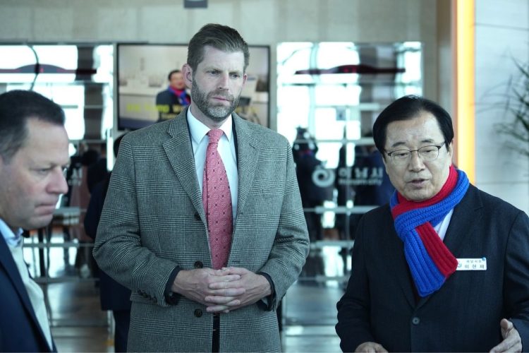 도널드 트럼프 미국 대통령의 차남인 에릭 트럼프 트럼프그룹 총괄 부사장(가운데)이 11일 경기 하남시를 방문해 이현재 하남시장(오른쪽)에게 ‘K-컬처 콤플렉스’ 설명을 듣고 있다. [사진 하남시]