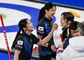 동계올림픽 컬링 여자 라운드로빈 중국 경기에서 승리를 거둔 한국 대표팀이 기쁨을 나누고 있다. [로이터]