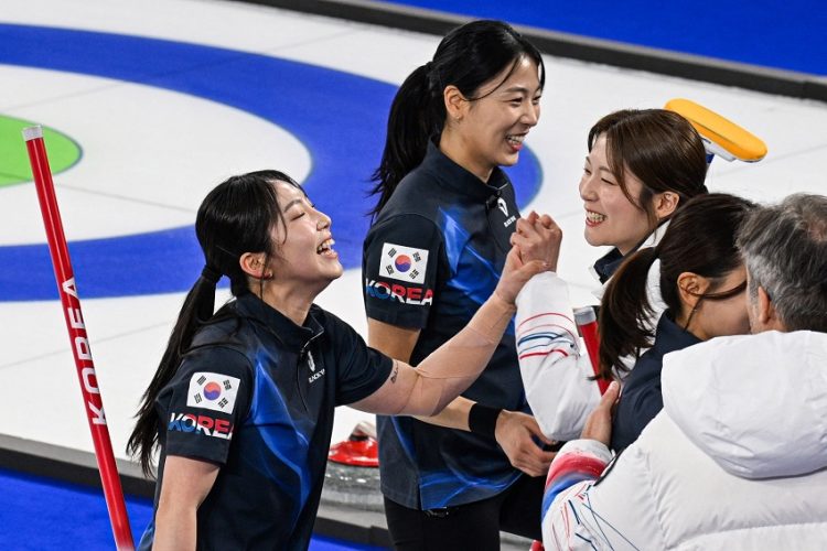 동계올림픽 컬링 여자 라운드로빈 중국 경기에서 승리를 거둔 한국 대표팀이 기쁨을 나누고 있다. [로이터]