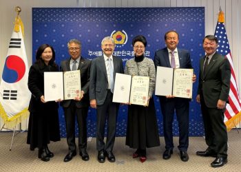 (왼쪽부터) 백현미 간사, 조창원 위원, 이준호 총영사, 이은자, 송승철 위원, 이경철 애틀랜타협의회장.