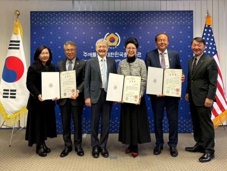 (왼쪽부터) 백현미 간사, 조창원 위원, 이준호 총영사, 이은자, 송승철 위원, 이경철 애틀랜타협의회장.