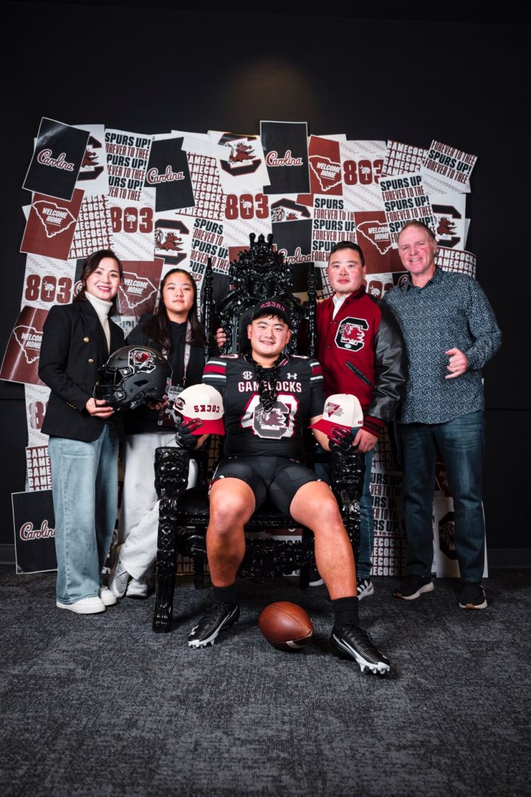 왼쪽부터 어머니 이윤주, 여동생 사라 오, 매튜 오, 아버지 네이선 오, USC 코치 조 데카밀리스. [본인 제공]