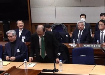 석열 전 대통령이 19일 서초구 서울중앙지방법원에서 열린 12·3 비상계엄 관련 내란 우두머리 혐의 1심 선고공판에 출석해 있다. [연합뉴스]