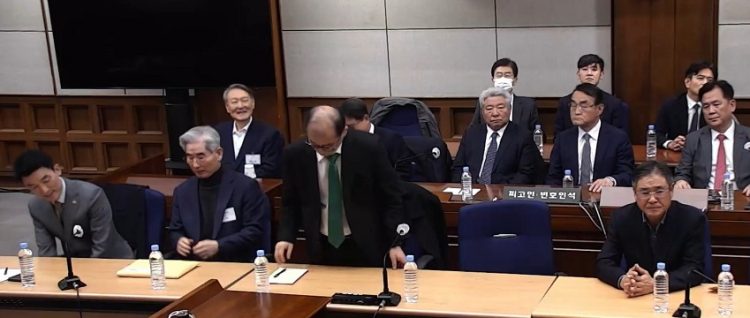 석열 전 대통령이 19일 서초구 서울중앙지방법원에서 열린 12·3 비상계엄 관련 내란 우두머리 혐의 1심 선고공판에 출석해 있다. [연합뉴스]