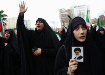 1일 이란의 수도 테헤란에서 최고지도자 아야툴라 알리 하메네이의 사망 소식이 전해지자 시민들이 미국과 이스라엘의 공격을 규탄하는 시위를 벌이고 있다. [로이터]