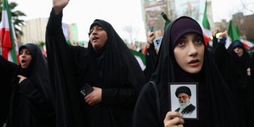 1일 이란의 수도 테헤란에서 최고지도자 아야툴라 알리 하메네이의 사망 소식이 전해지자 시민들이 미국과 이스라엘의 공격을 규탄하는 시위를 벌이고 있다. [로이터]